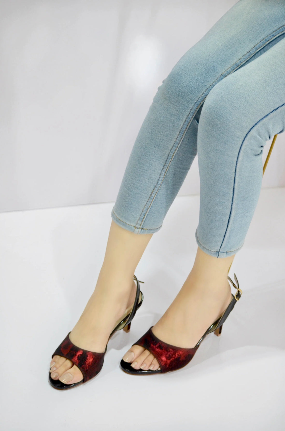 Elegant Red & Black Slingback Heels – Bold Contrast, Timeless Style